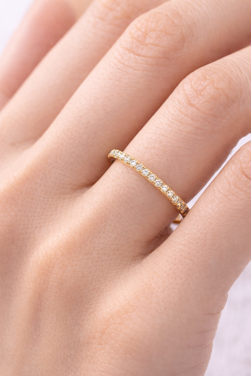 Anel Triângulo Dourado com Cristais