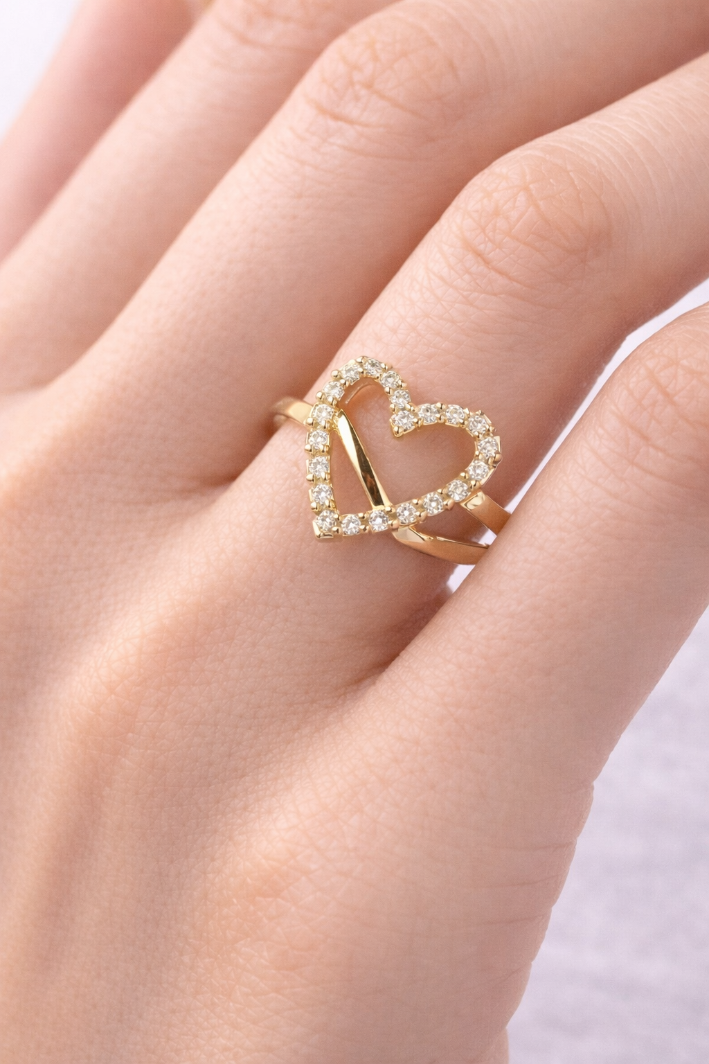 Anel Dourado Meia Aliança com Zircônias