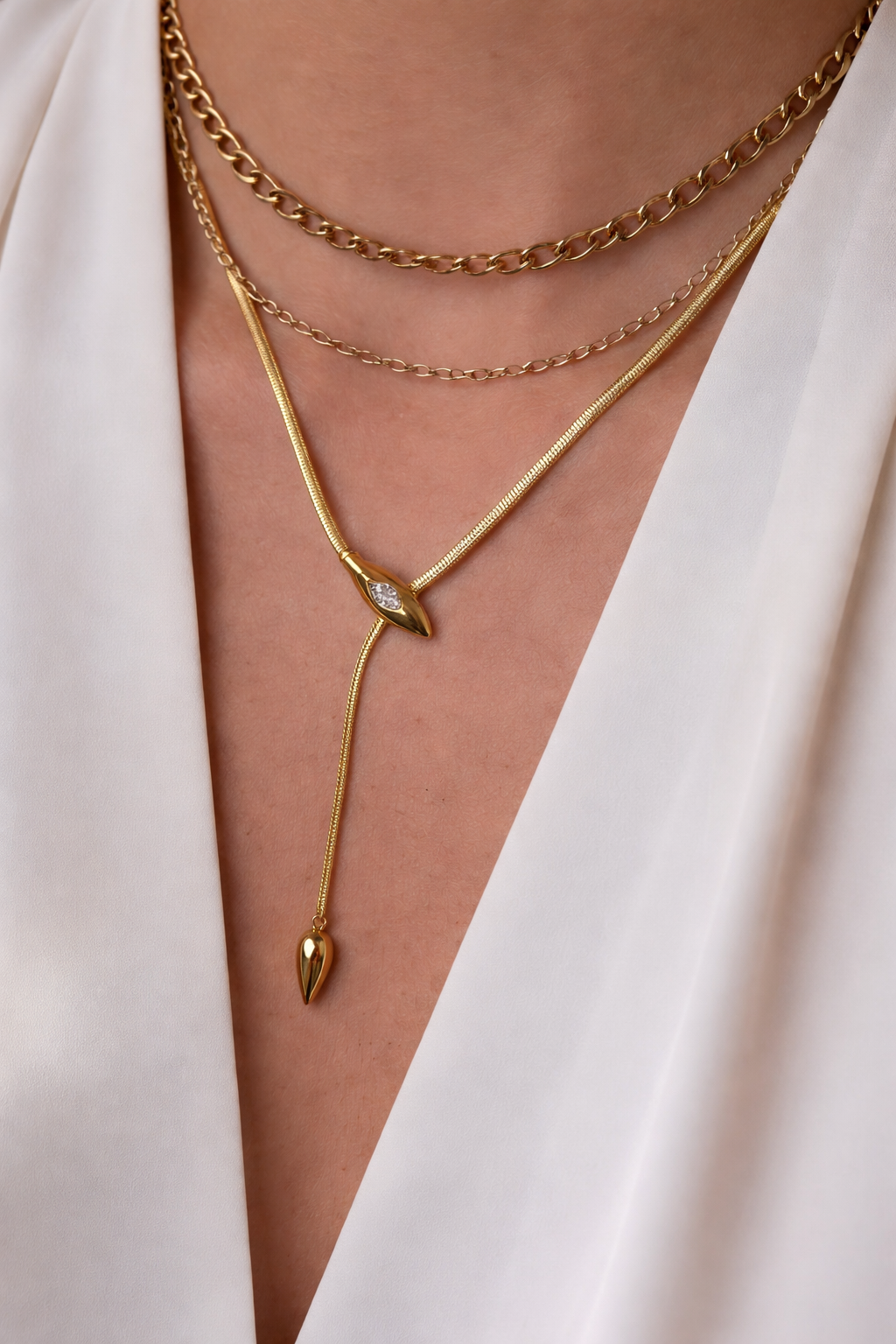 Colar Coração Rosa Orbital com Cristais